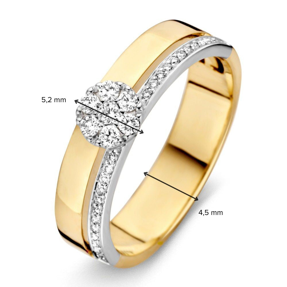 De Bicolor Wit- en Geelgouden Ring met Diamanten Roset - 0.22 crt van Excellent Jewelry heeft een centraal diamanten cluster, een band bezet met kleine diamanten en meet 5.2 mm bij het cluster en 4.5 mm bij de band.