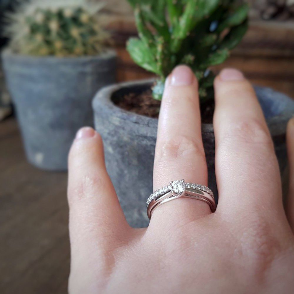 Elegante Anillo de Oro Amarillo y Oro Blanco con 0,25 Quilates de Diamante Brillante