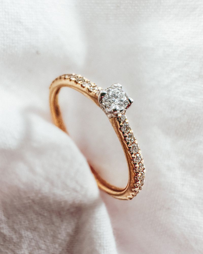 Elegante Anillo de Solitario en Oro Blanco con Diamantes – 0.25 Carat