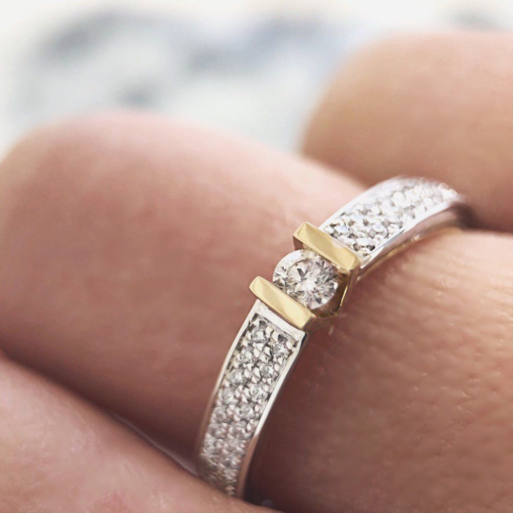 Anillo Bicolor Refinado con Diamantes – 0.26 Carat