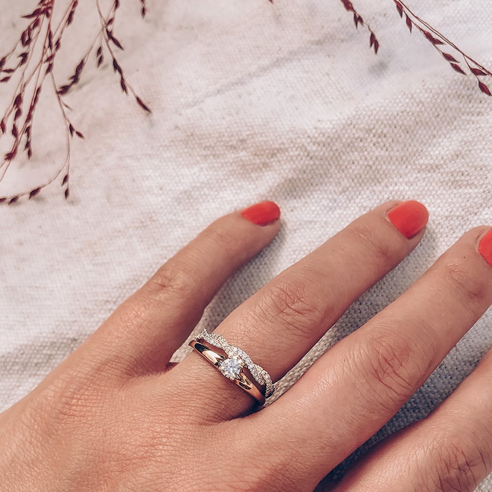 Anillo de diamantes bicolor trenzado refinado – 0.26 Carat