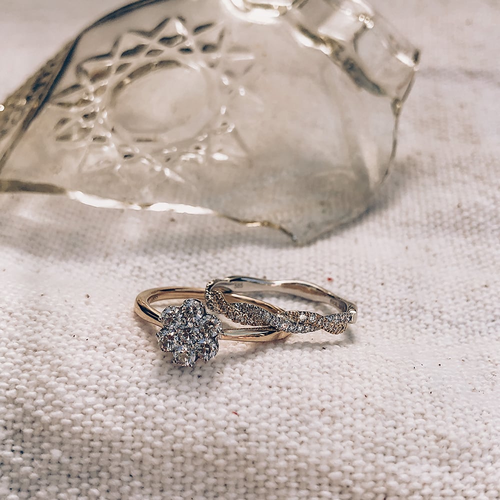 Anillo de diamantes bicolor trenzado refinado – 0.26 Carat