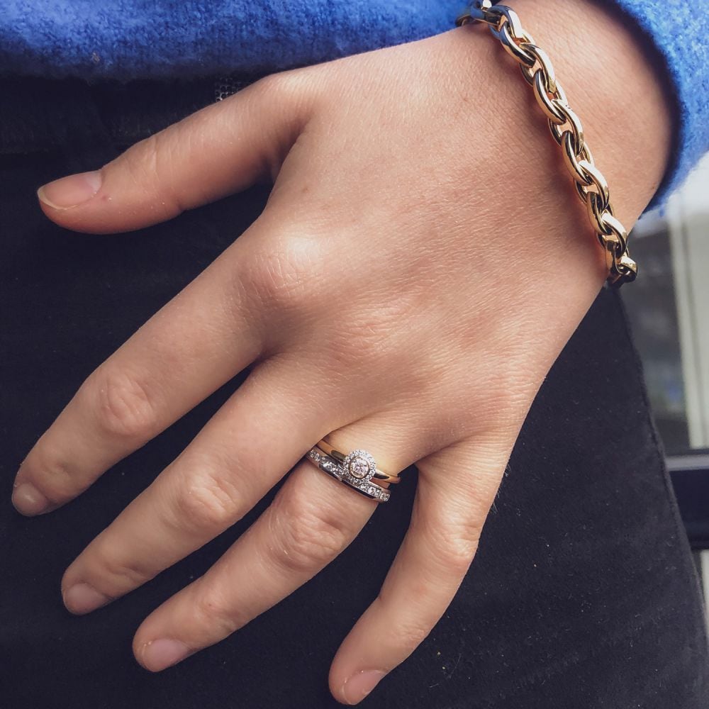 Elegante Anillo de Entourage de Oro Amarillo con Diamantes – 0.26 Carat