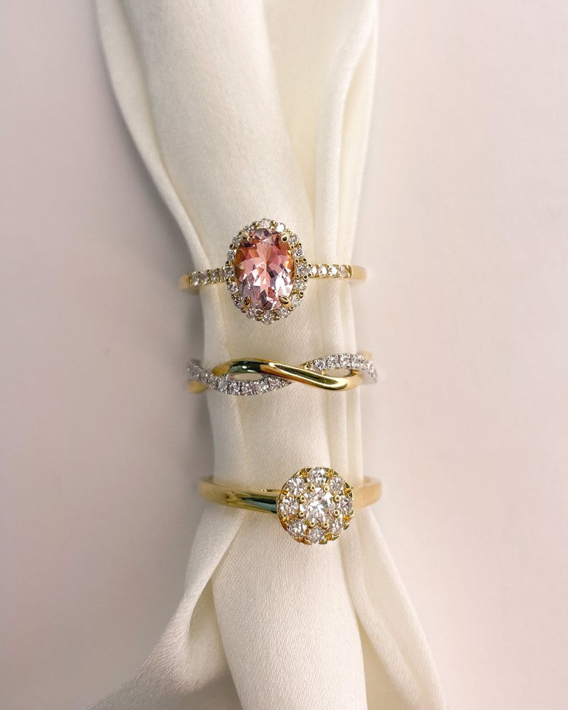 Anillo Bicolor de Oro con Diseño en Twist y Diamantes – 0.27 Carat