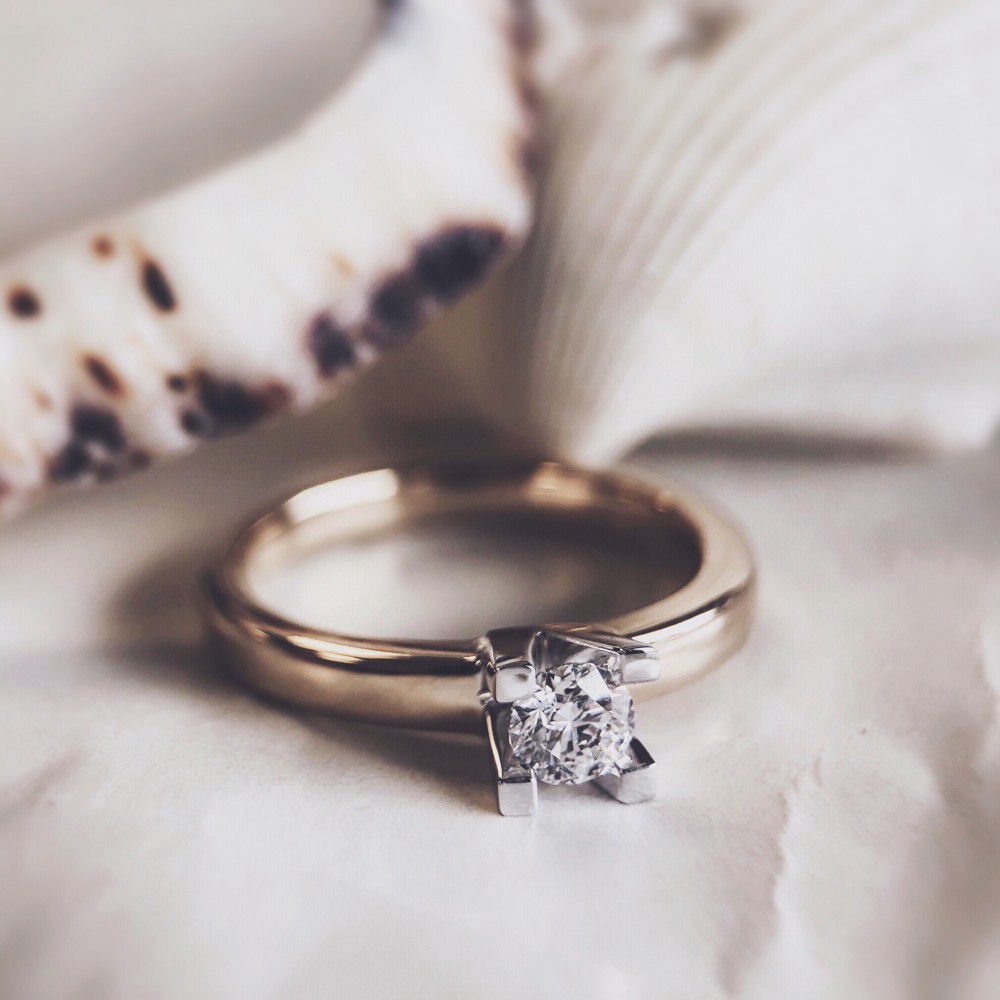 Anillo solitario de oro amarillo y oro blanco con diamante brillante de 0,30 crt y engaste de cuatro garras 0,30 crt.