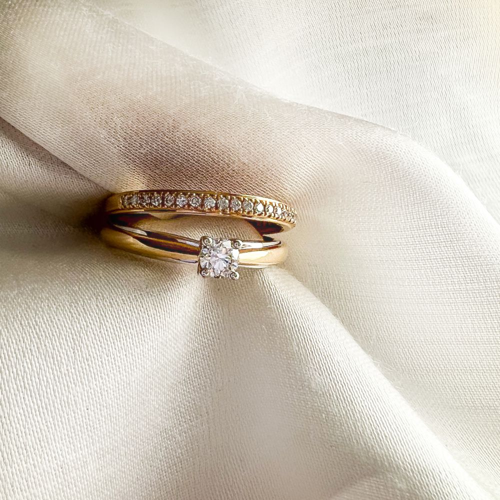 Anillo bicolor de oro amarillo y oro blanco con diamantes brillante 0.31 crt.