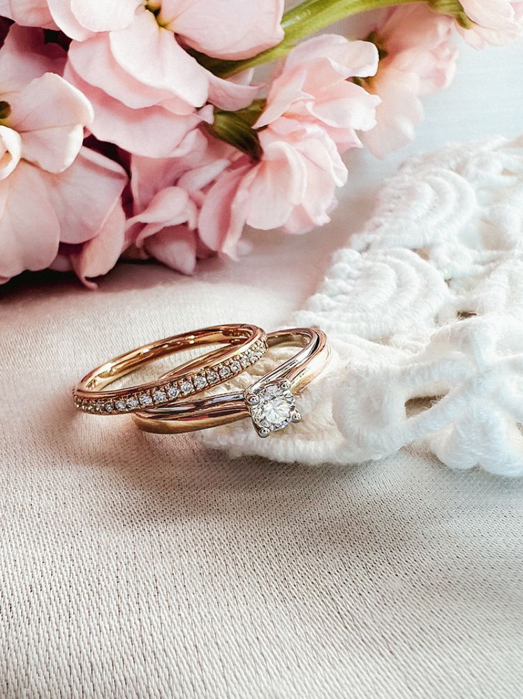 Anillo bicolor de oro amarillo y oro blanco con diamantes brillante 0.31 crt.