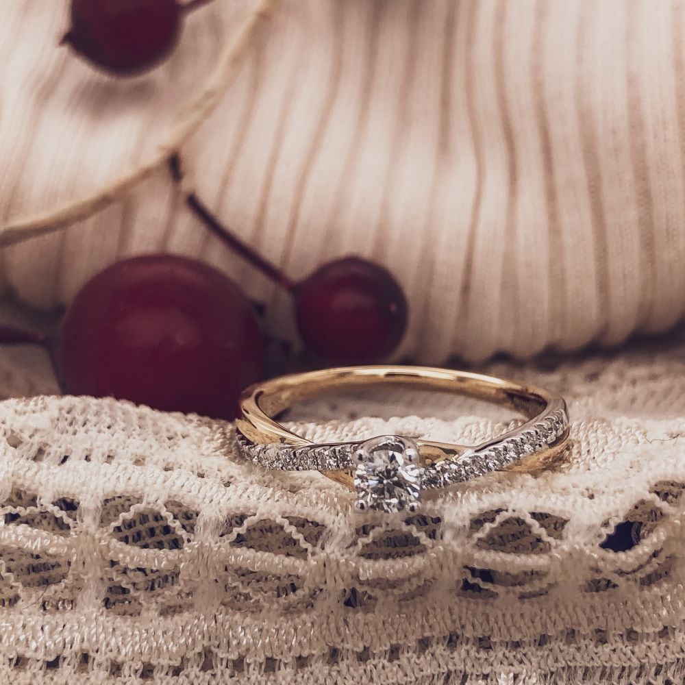 Anillo bicolor de oro amarillo y oro blanco con diamante brillante – 0.32 crt