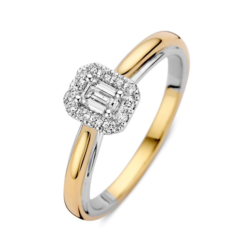 Anillo bicolor de oro de 14k con diamante en corte esmeralda en engaste de entourage.