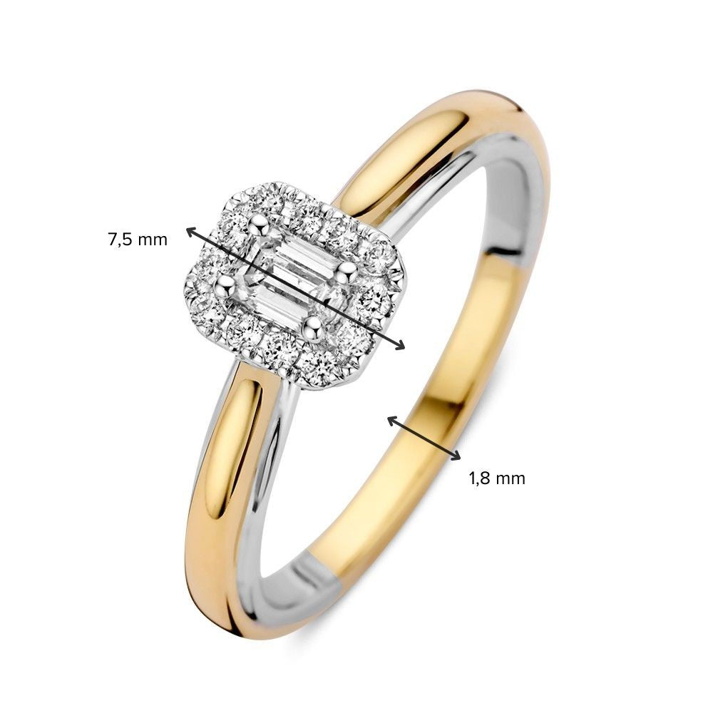 De 14k bicolor gouden ring met smaragdgeslepen diamant in entourage zetting van Excellent Jewelry heeft een 7,5 mm brede zetting en een 1,8 mm band, gemarkeerd met zwarte pijlen en labels die de afmetingen aangeven.