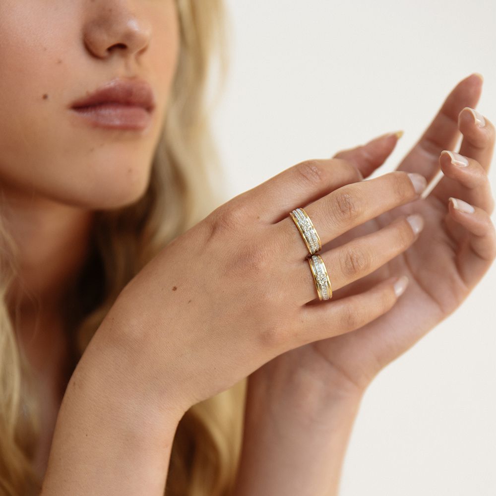 Anillo bicolor elegante de oro con centro de diamante brillante 0.34 crt.