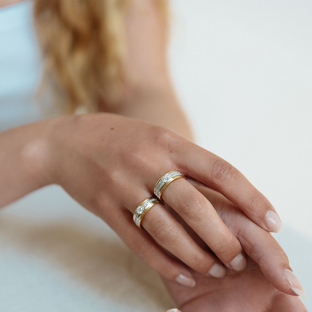 Anillo bicolor elegante de oro con centro de diamante brillante 0.34 crt.