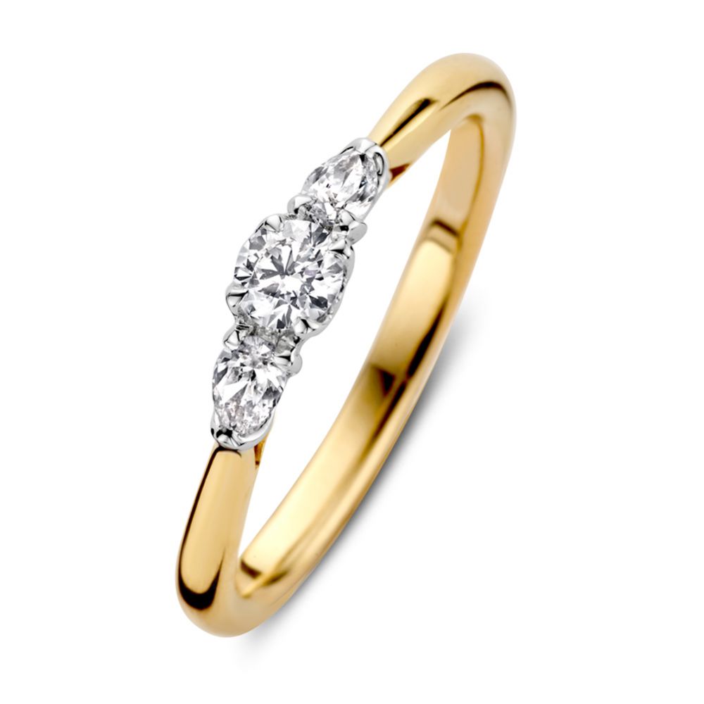 Anillo elegante de tres piedras con diamantes brillantes y diamantes en forma de pera, montura dorada.