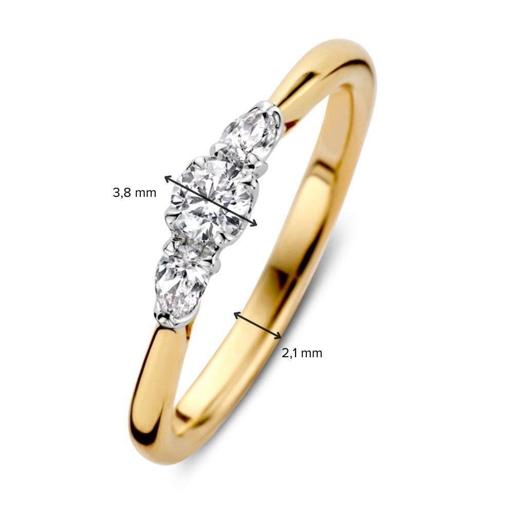 Elegante Anillo de Tres Piedras con Brillante y Diamantes Tallados en Pera – 0.36 crt