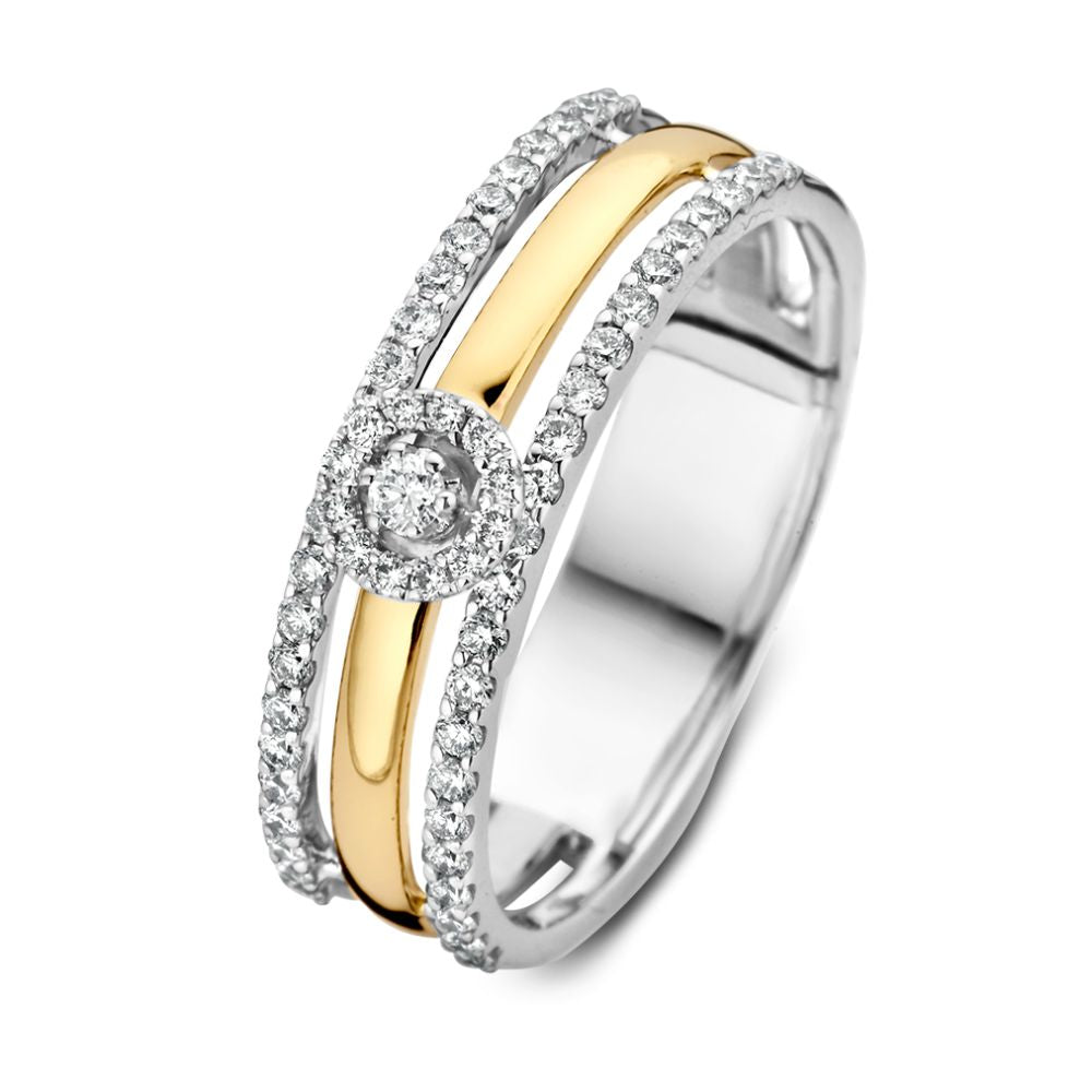 Anillo ancho de dama con efecto solitario y dos anillos adicionales, adornado con diamantes de 0.37 crt.