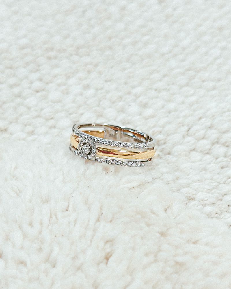 Anillo de mujer ancho con efecto solitario y dos anillos de acompañamiento – 0.37 crt diamante