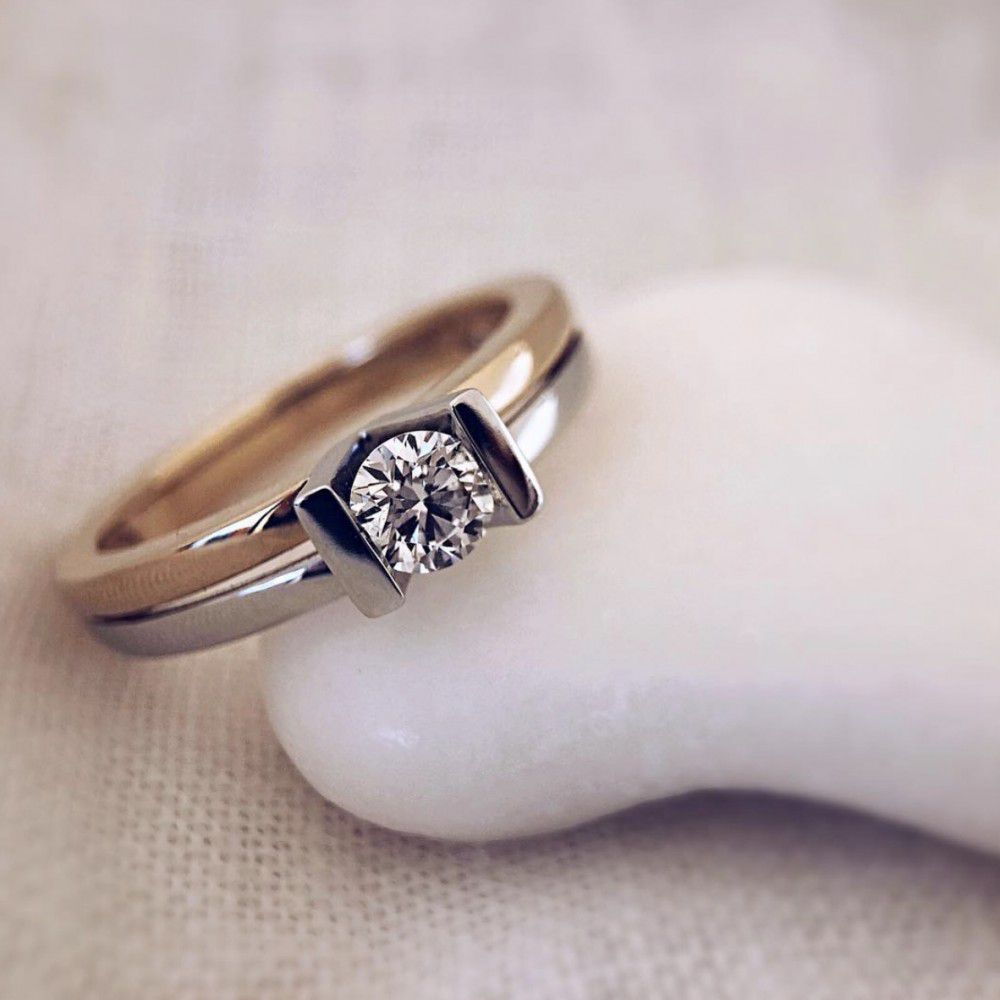 Pendientes de oro bicolor con diamante – 0.41 ct, 14 quilates