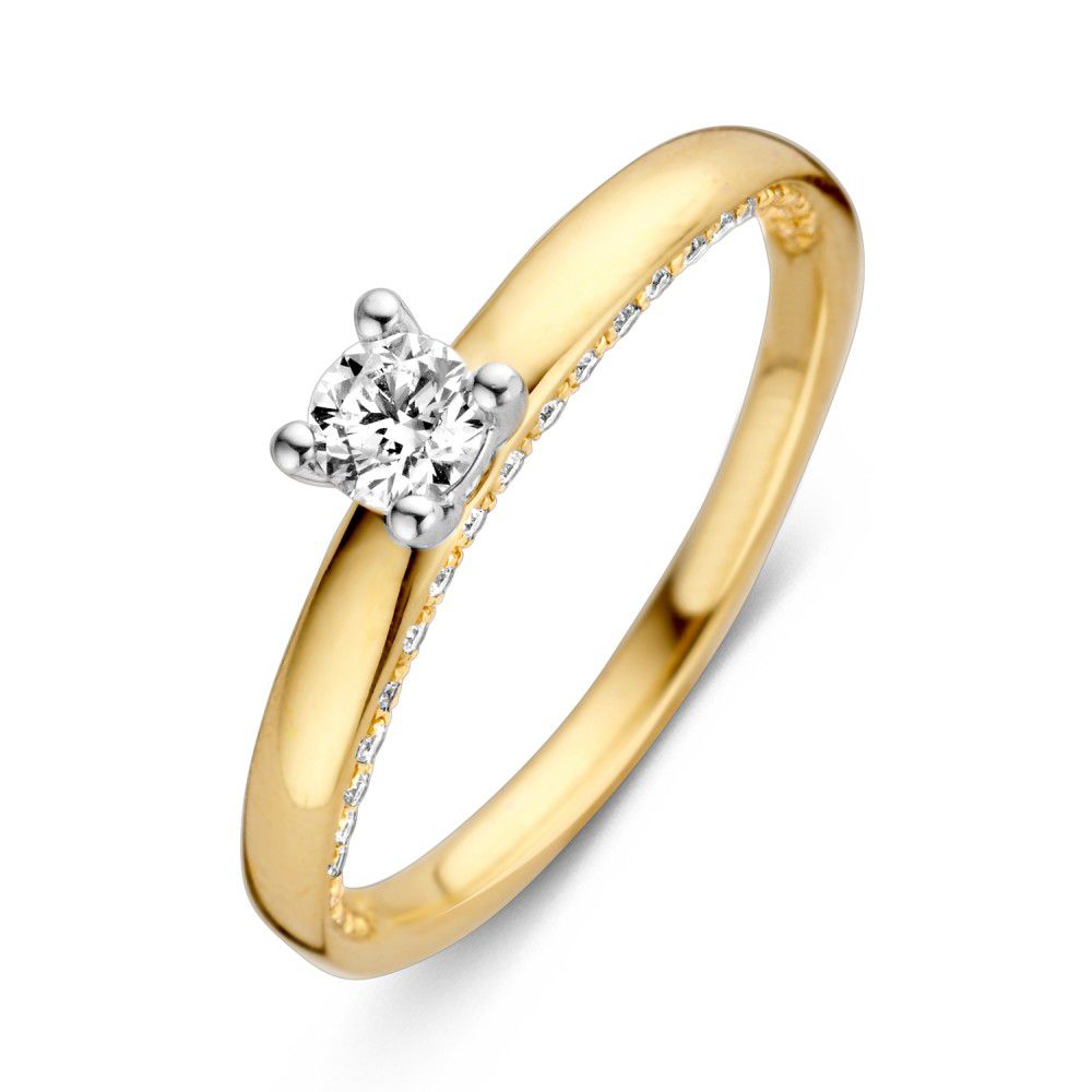 Anillo bicolor con brillante de 0.44 crt y detalle de diamantes en el aro.