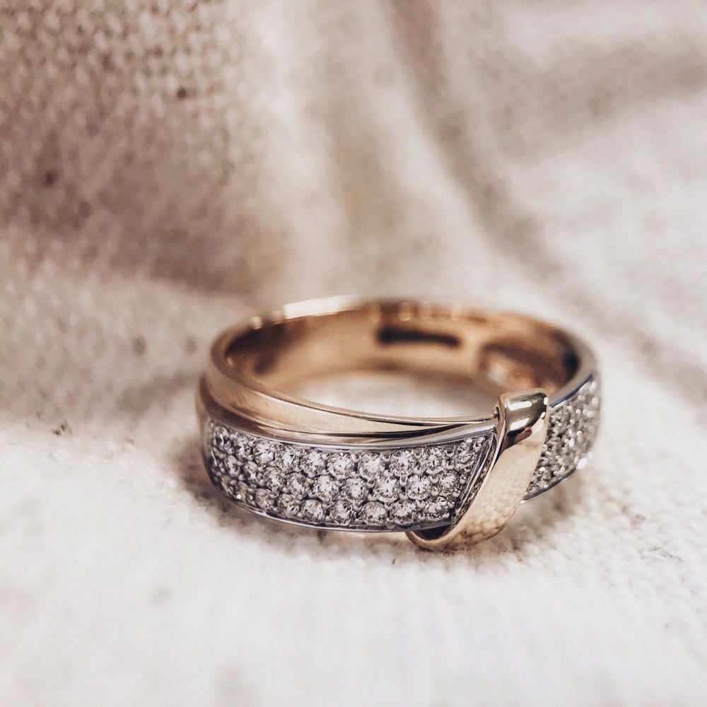 Anillo de mujer bicolor de oro amarillo y oro blanco con diamante (0.49 crt) – 14 quilates