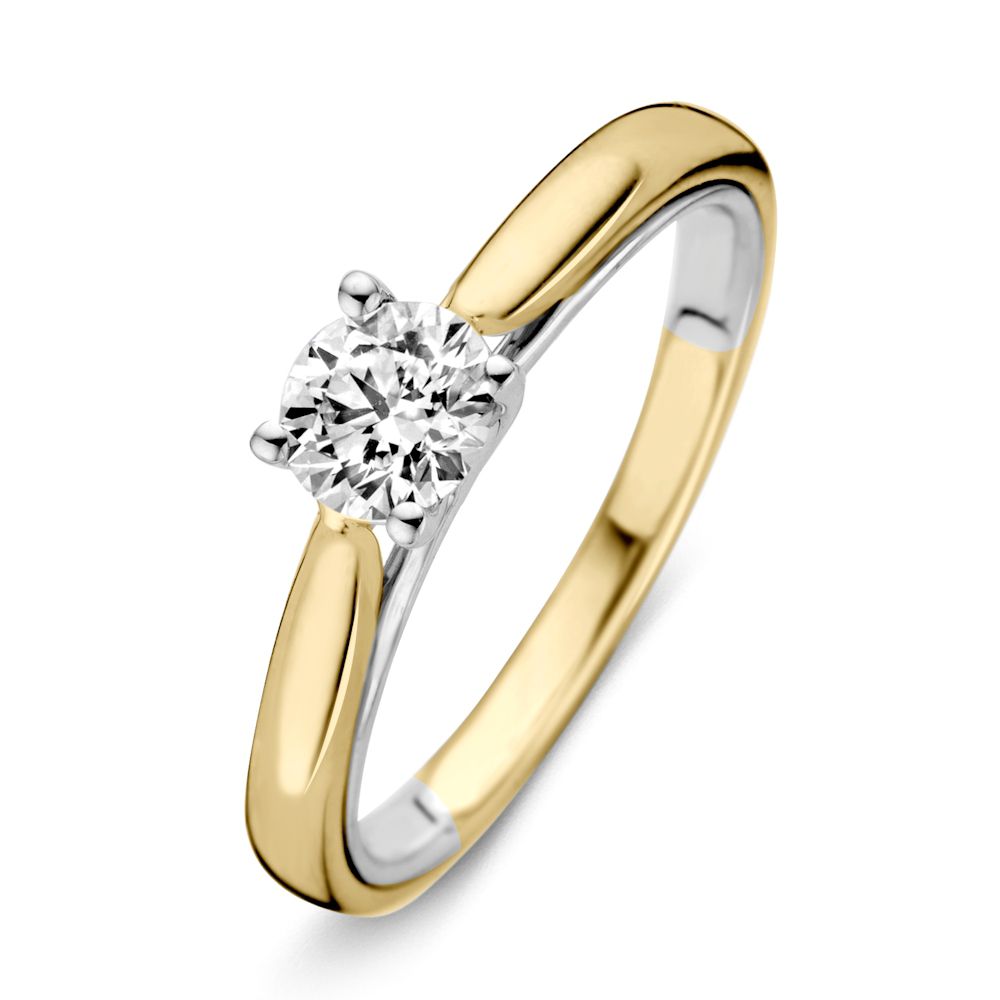 Anillo bicolor de oro amarillo y blanco con diamante de 0.50 crt en 14 quilates.