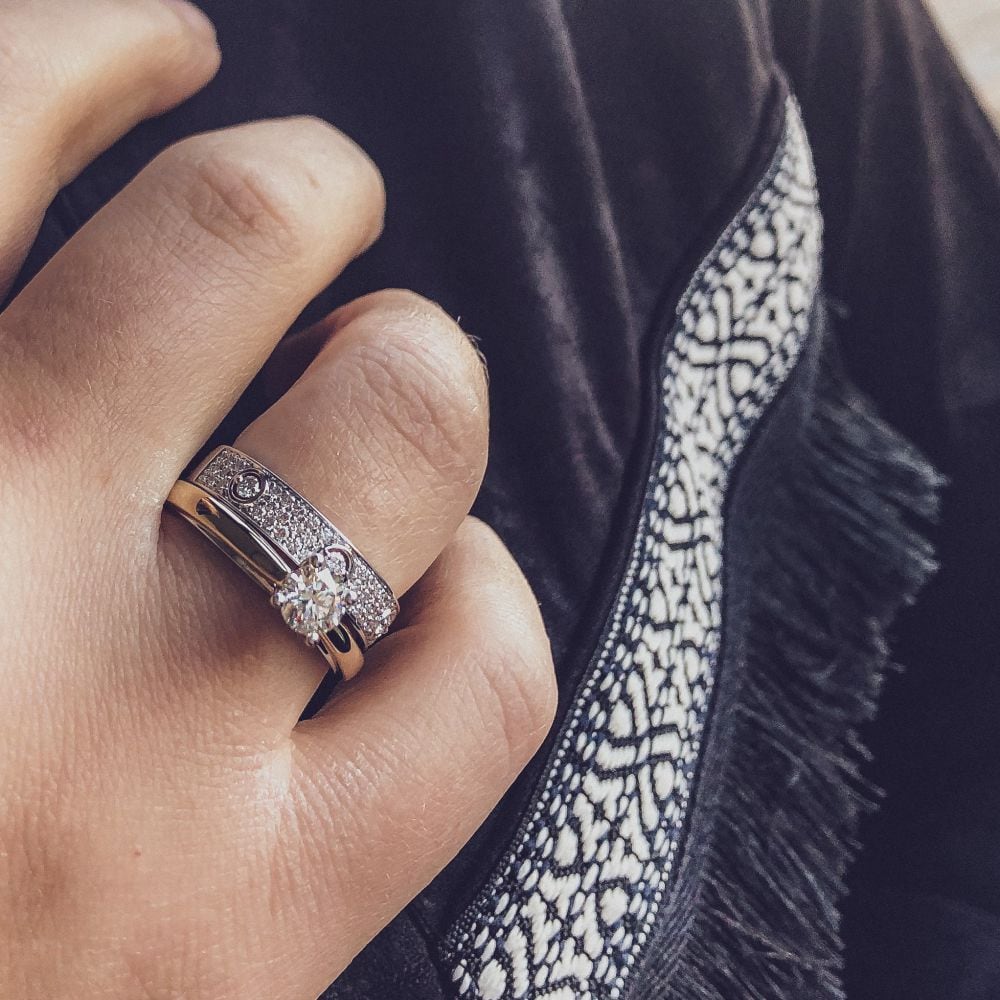 Anillo de mujer bicolor de oro amarillo y oro blanco con diamante (0.50 crt) – 14 quilates