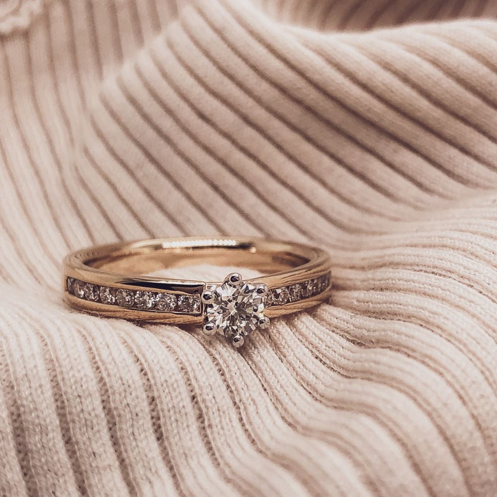 Anillo de mujer bicolor de oro amarillo y oro blanco con diamante (0.50 crt) – 14 quilates