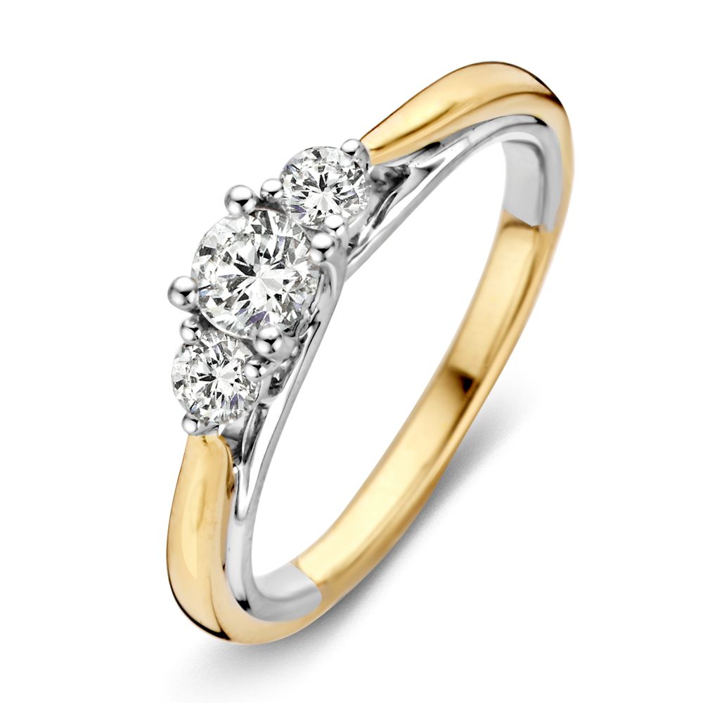 Anillo bicolor de oro amarillo y blanco con tres diamantes de 0.51 crt en 14 quilates.