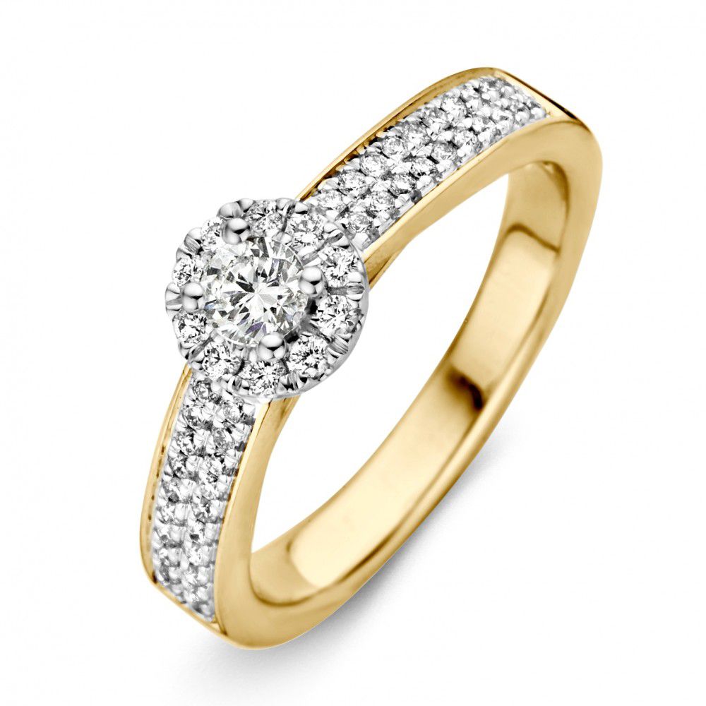Anillo bicolor de oro amarillo y blanco con diamante de 0.51 ct, con pavé de diamantes.