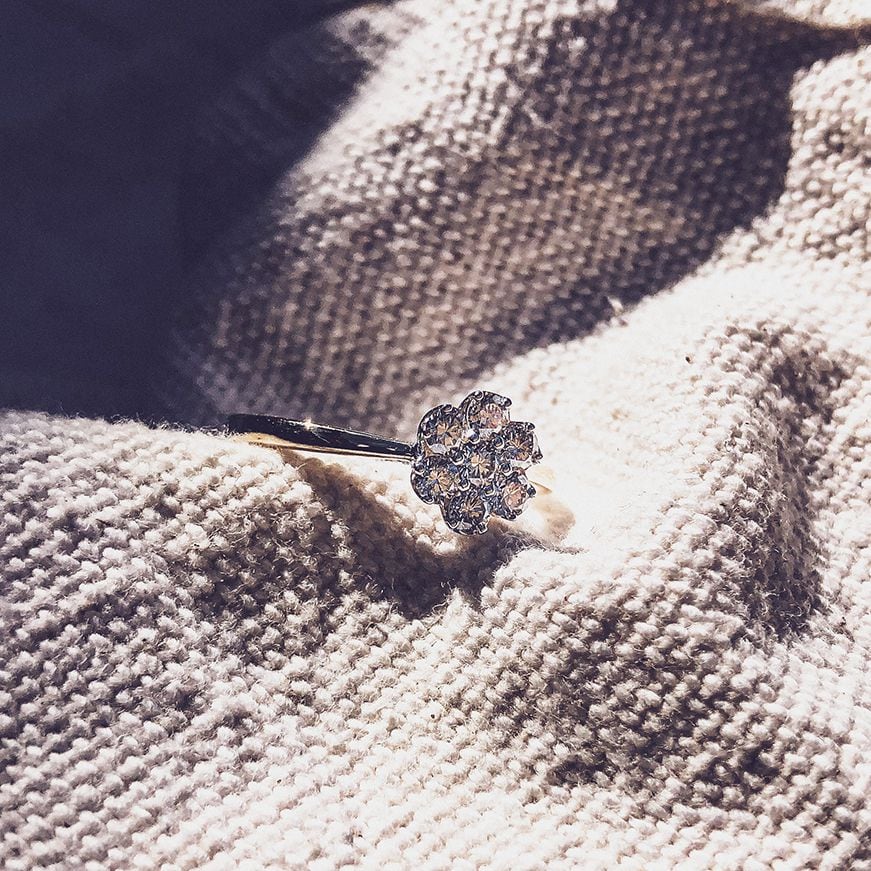 Anillo de mujer bicolor en oro amarillo y oro blanco con diamante (0.51 crt) – 14 quilates