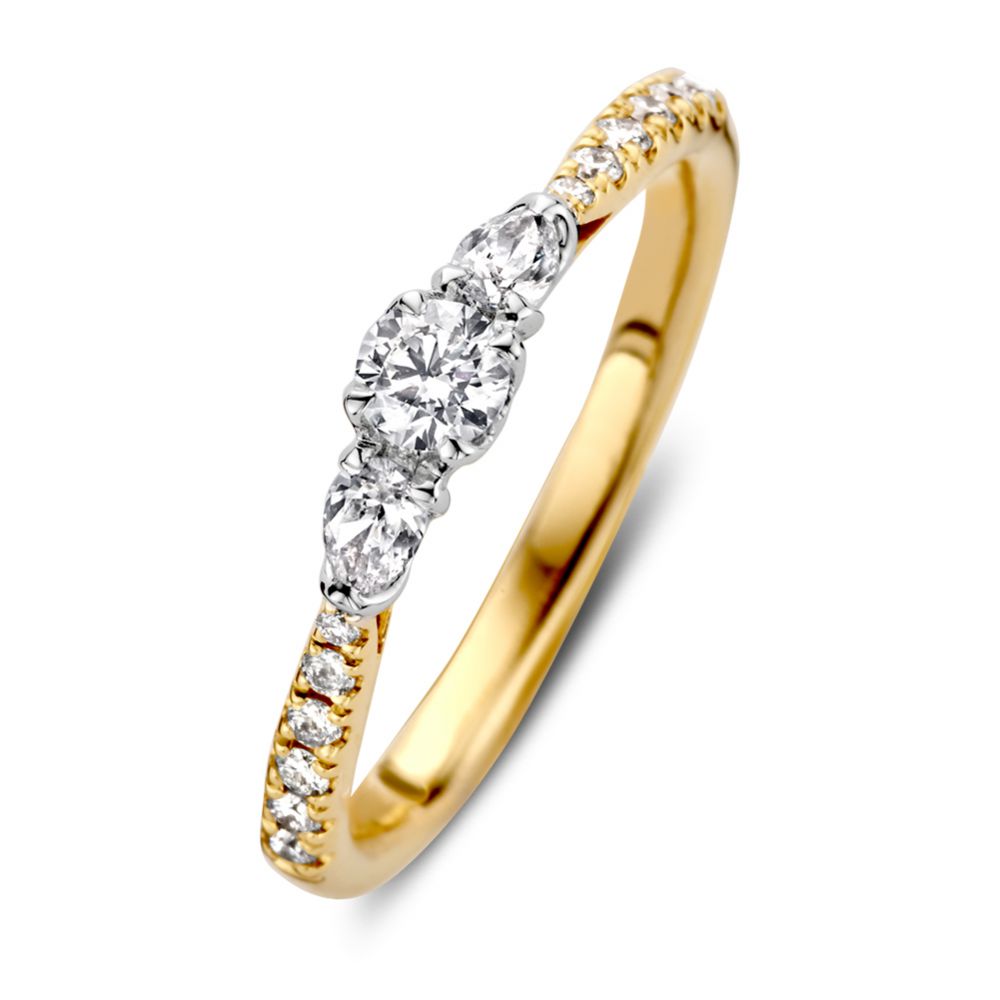 Anillo bicolor de oro amarillo y blanco con diamantes de 0.51 crt y diseño de tres piedras.