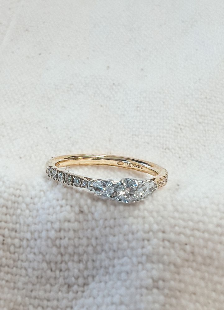 Anillo llamativo de tres piedras en bicolor oro amarillo y oro blanco con diamantes (0.51 crt)