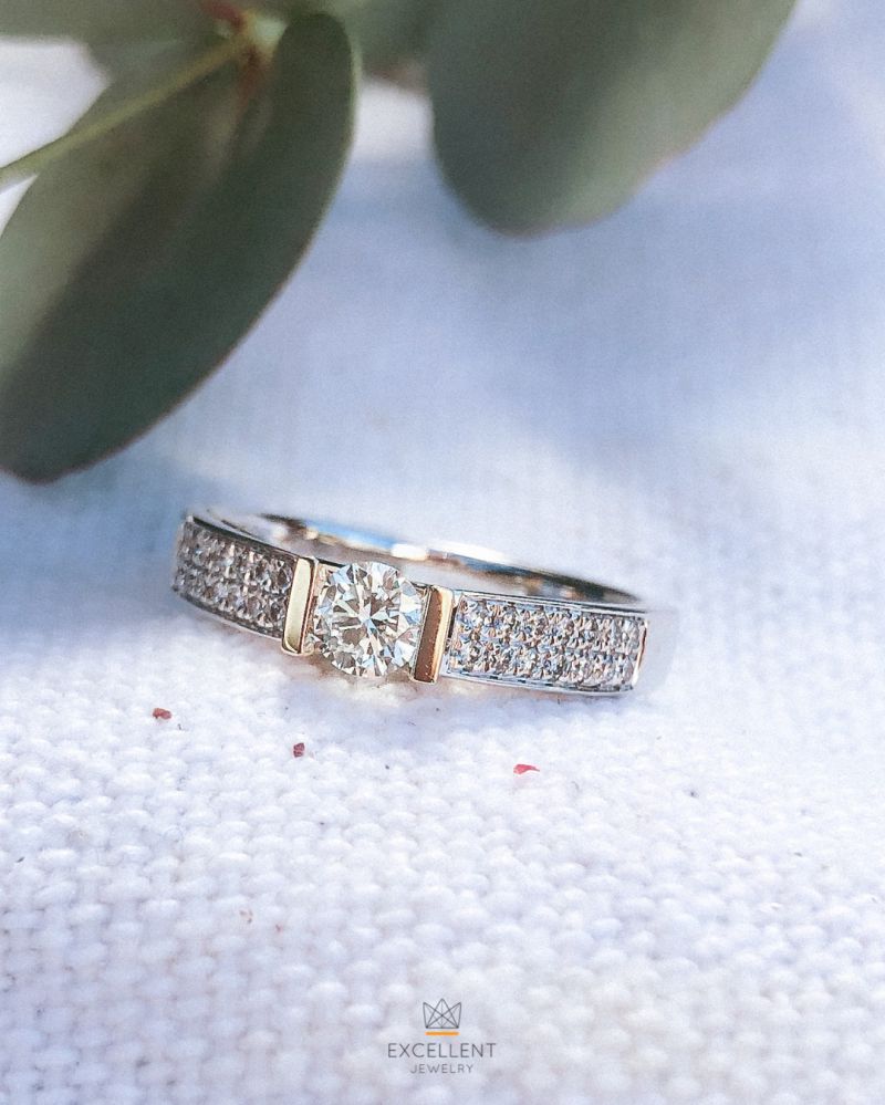 Anillo de mujer bicolor de oro blanco y oro amarillo con diamante - 0,30 crt brillante