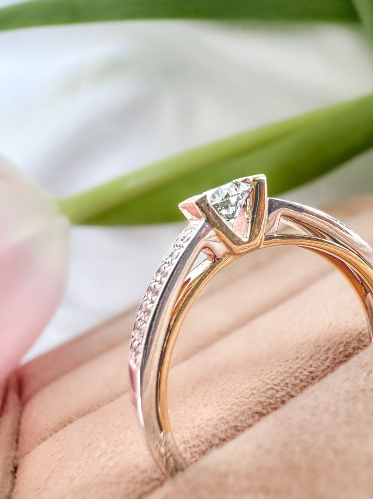 Anillo de mujer bicolor de oro blanco y oro amarillo con diamante - 0,30 crt brillante