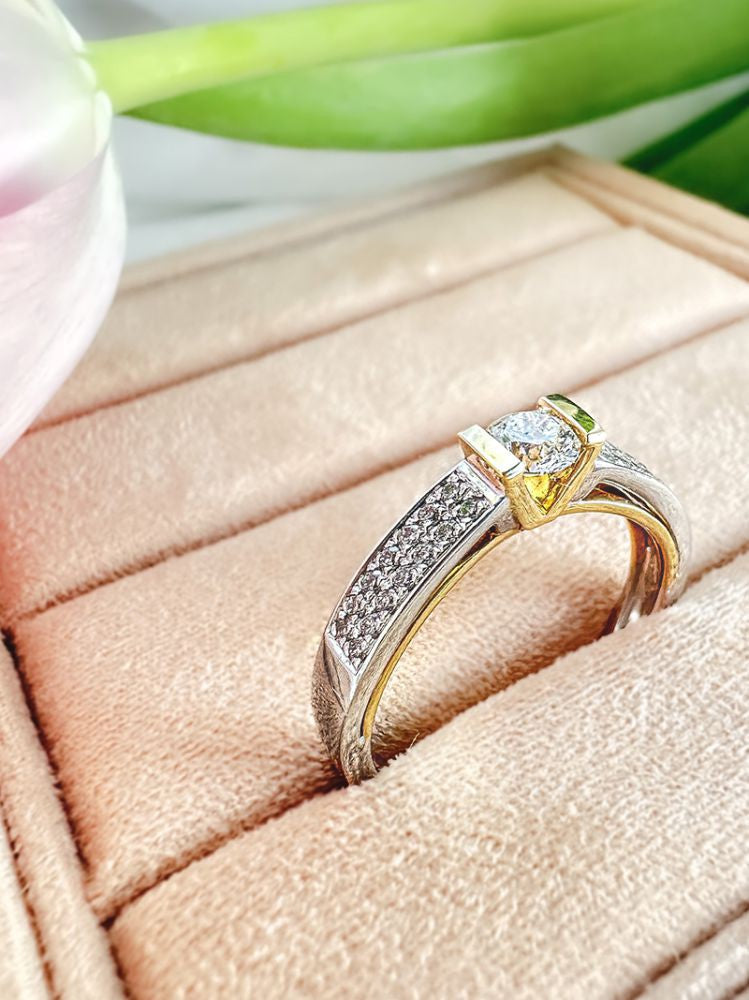 Anillo de mujer bicolor de oro blanco y oro amarillo con diamante - 0,30 crt brillante