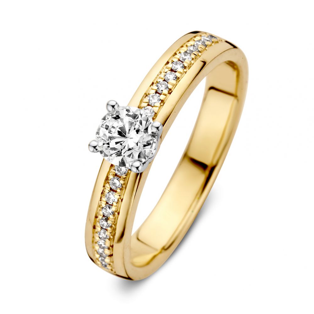 Anillo de dama de banda de oro amarillo con diamante brillante de 0.40ct y detalles de piedras.
