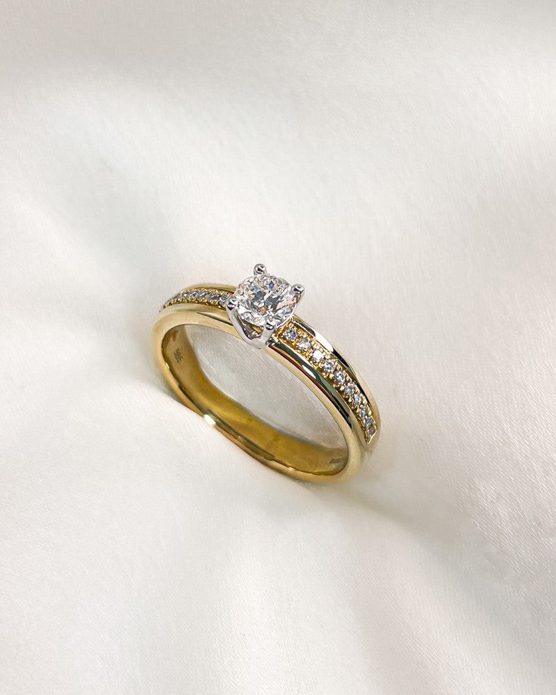 Elegante anillo de mujer banda de oro amarillo con diamante brillante 0.40ct