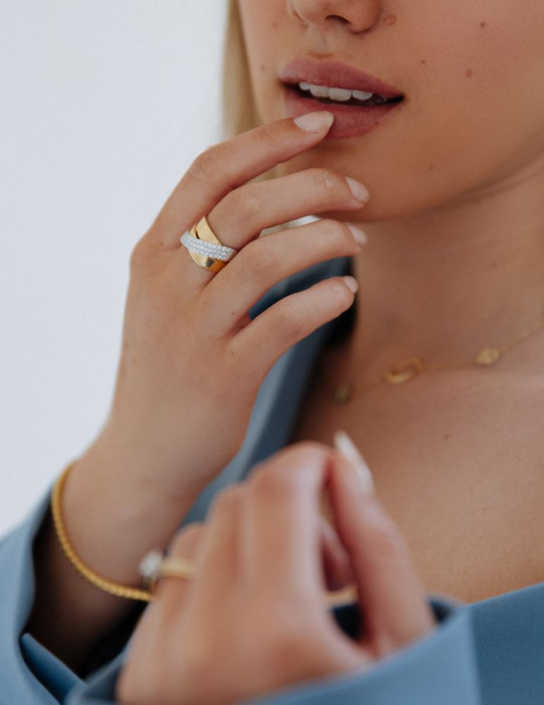 Anillo bicolor de oro amarillo y oro blanco con pavé de diamantes 0.56ct