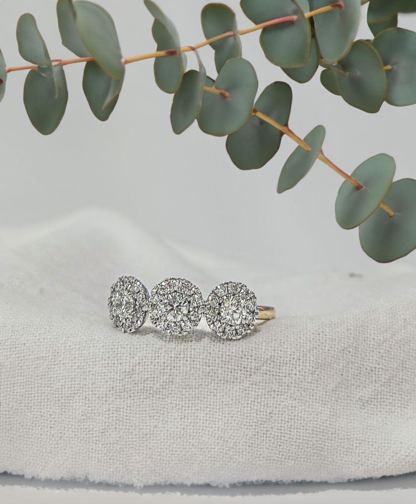 Anillo de tres piedras bicolor de oro con diamantes 0.81ct H/SI-1 14 quilates