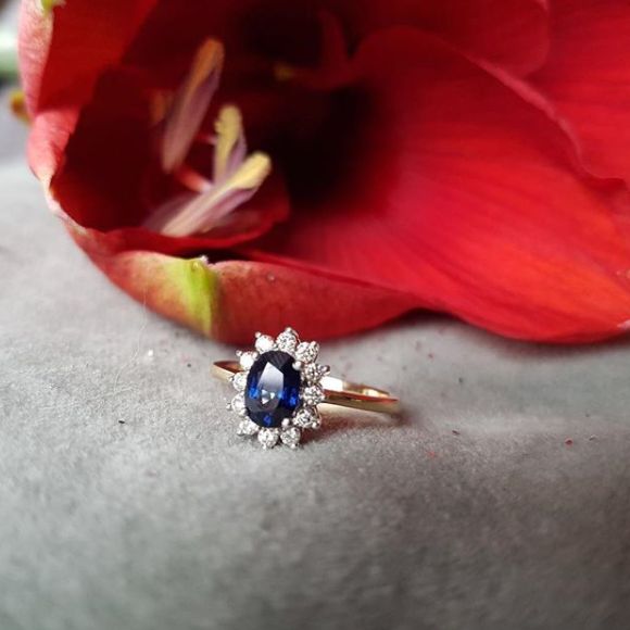 Anillo de mujer clásico de oro de 14 quilates 'Lady Di' con zafiro azul y diamantes
