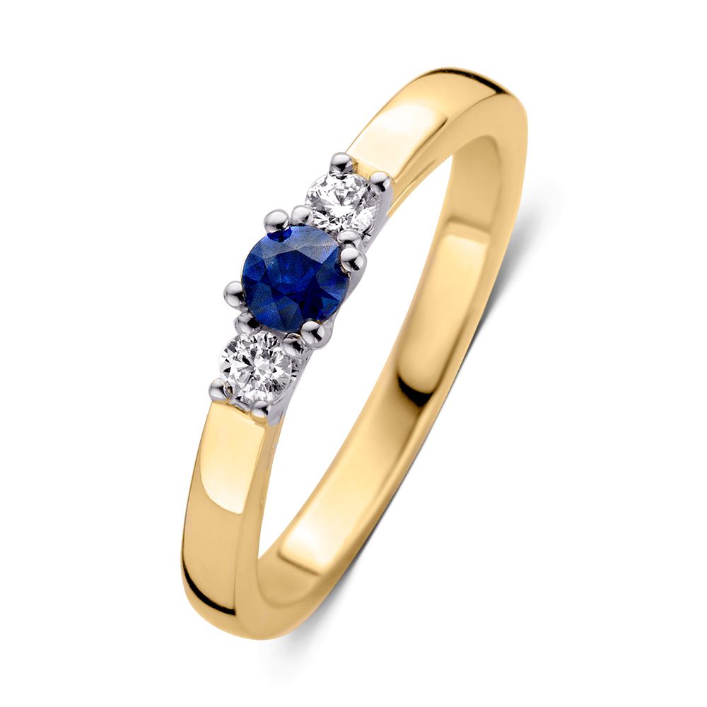 Anillo clásico de tres piedras con zafiro azul y diamantes en oro de 14 quilates.