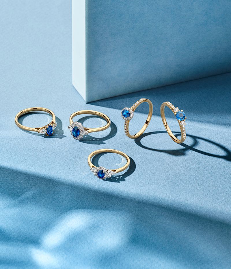 Anillo de mujer de oro de 14 quilates con ópalo azul y halo de diamantes
