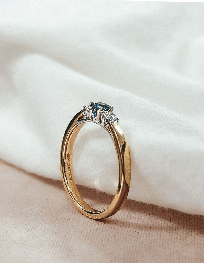 Anillo clásico de tres piedras de 14 quilates con zafiro azul y diamantes
