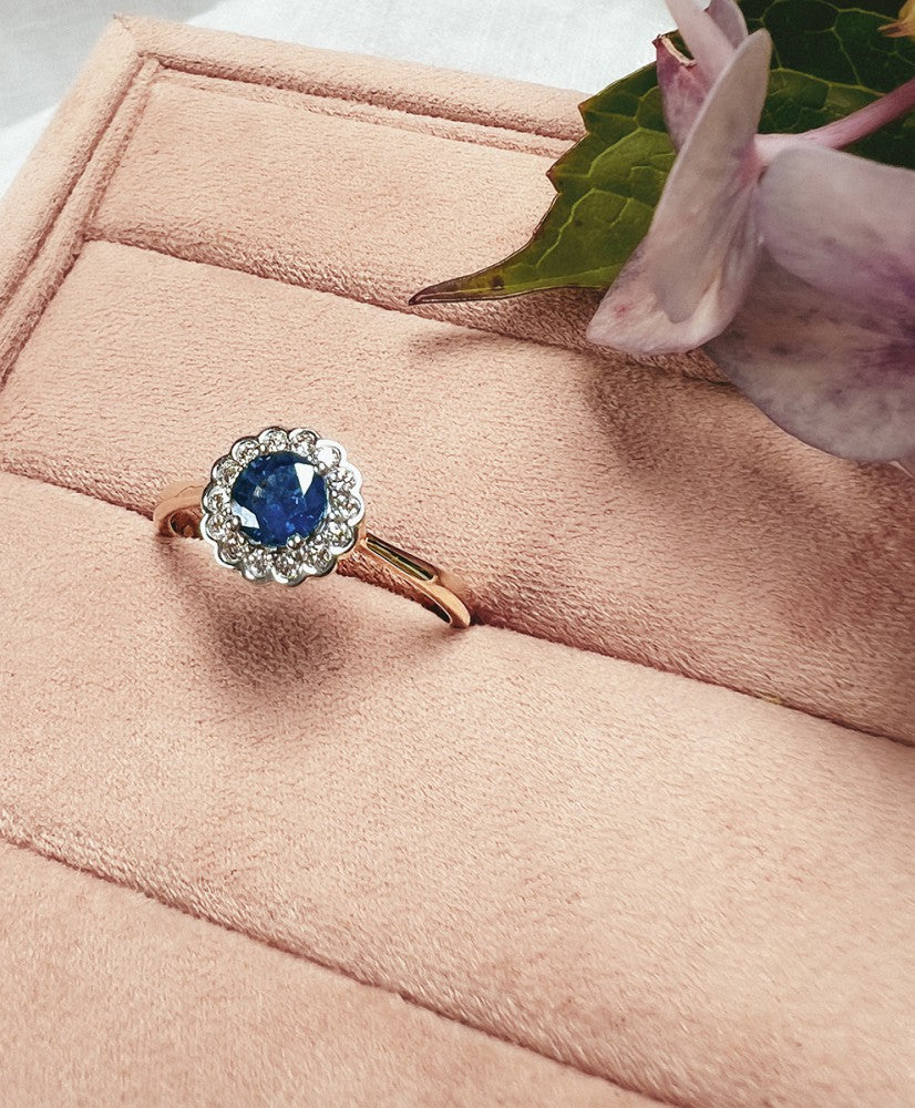 Anillo de oro clásico con zafiro azul redondo y 0.18ct diamantes