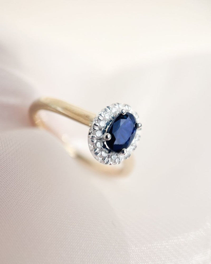 Anillo de mujer de oro de 14 quilates con zafiro azul y halo de diamantes