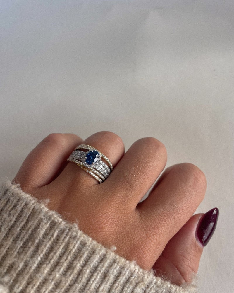 Anillo de lujo en oro con zafiro ovalado azul rey y diamantes de 1.07ct
