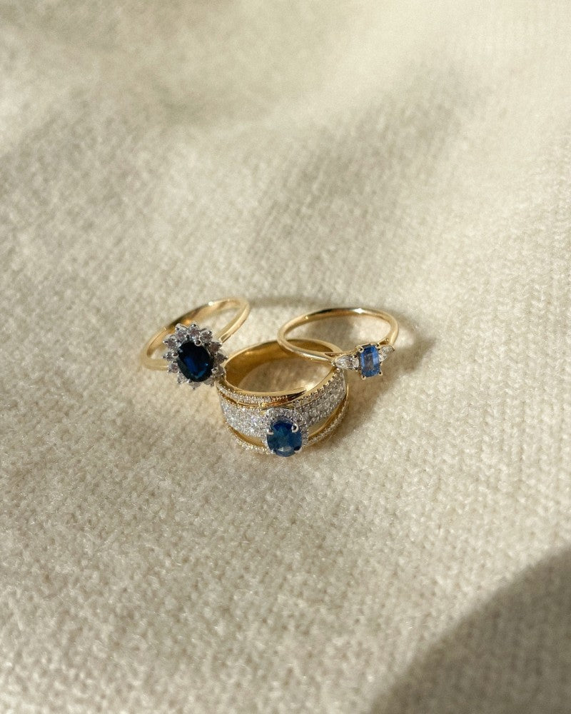 Anillo de mujer clásico de oro de 14 quilates 'Lady Di' con zafiro azul y diamantes