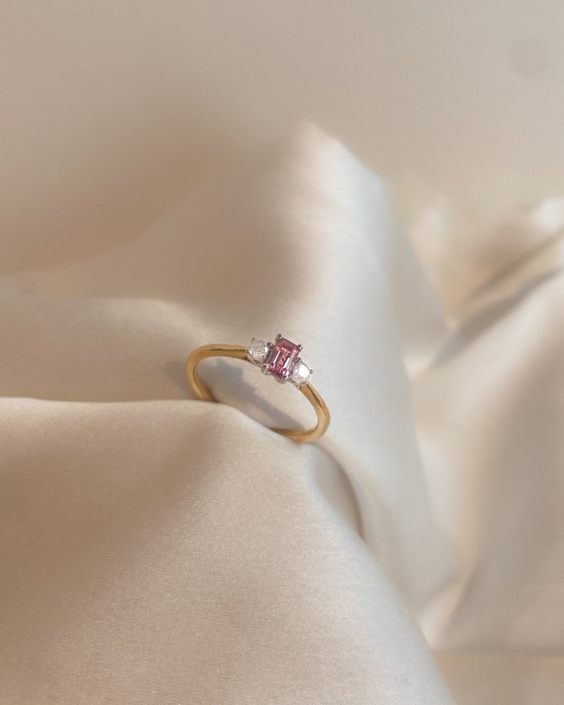 Anillo de oro bicolor de 14 quilates con turmalina rosa baguette y diamantes