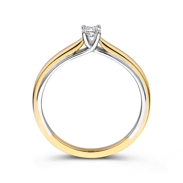 De 14k Bicolor Gold Solitaire Ring van Excellent Jewelry heeft een elegante verstrengelde geel- en witgouden band en een enkele 0,19 karaat ovale diamant voor een opvallende look.