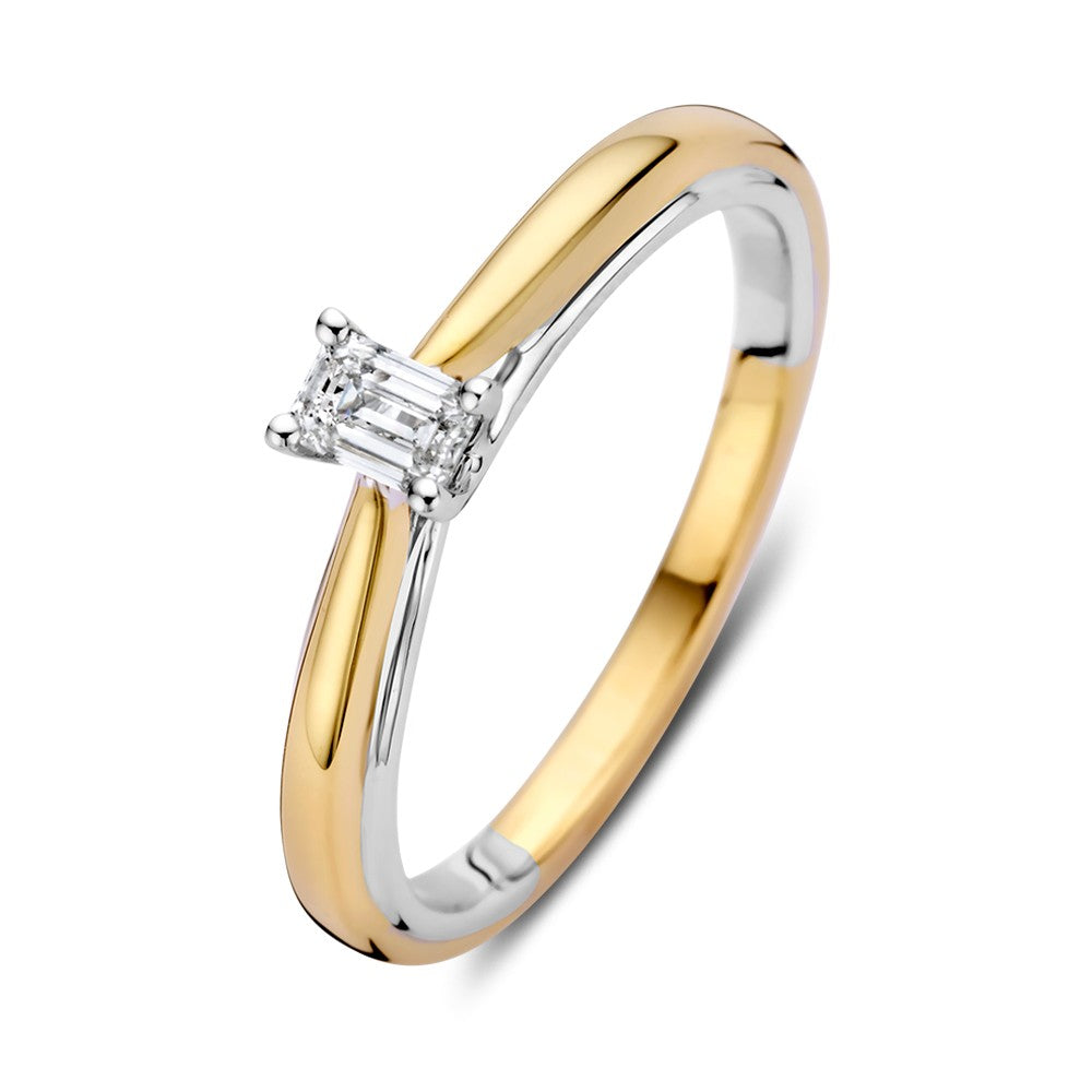 Anillo solitario bicolor de oro de 14k con diamante de corte esmeralda de 0.22ct.
