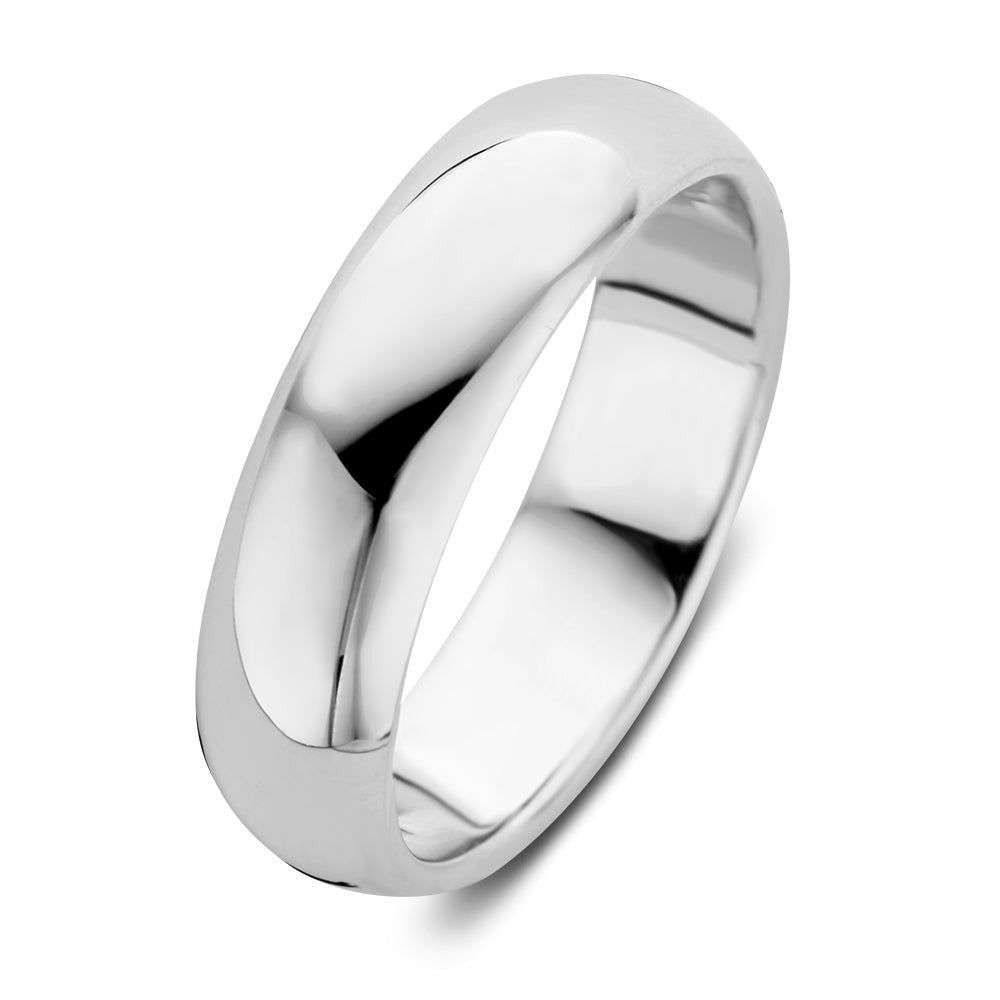 Anillo de oro blanco de 6 mm, con un diseño liso y pulido.